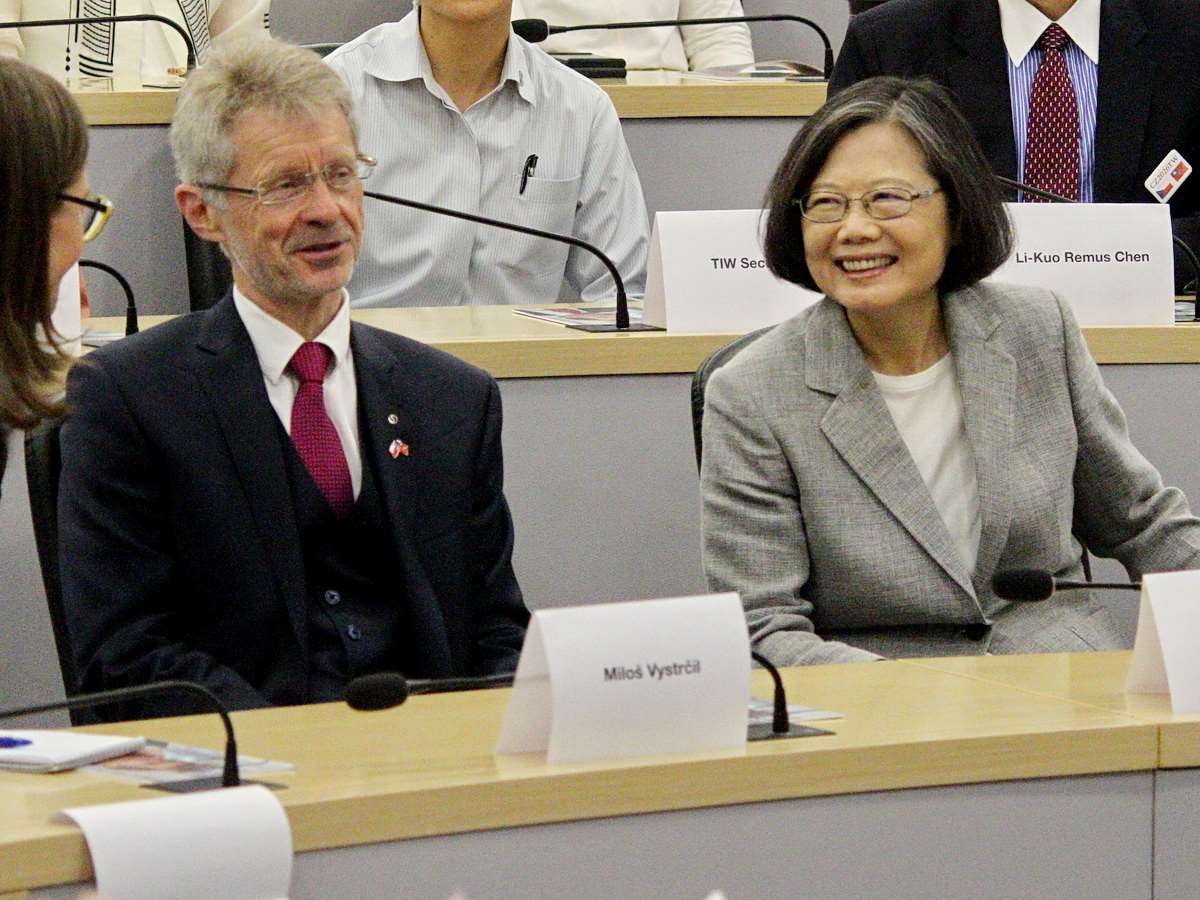 Der tschechische Senatspräsident Miloš Vystrčil (links) nahm am 3. am Havel-Dialog teil, bei dem die ehemalige Präsidentin Tsai Ing-wen (rechts) eine Rede hielt. (Foto: RTI)