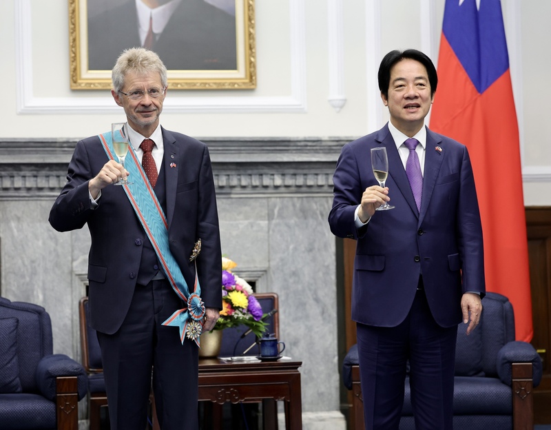Präsident Lai Ching-te (賴清德) verlieh dem tschechischen Senatspräsidenten Miloš Vystrčil den Orden der Glückverheißenden Wolken mit Großkordon erster Klasse. (Foto: CNA)