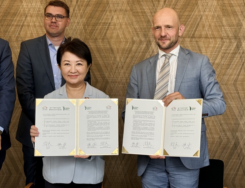 Lu Shiow-yen (盧秀燕), Bürgermeisterin der westtaiwanischen Stadt Taichung hat diese Woche Deutschland besucht. Am Dienstag unterzeichnete sie in Berlin eine Absichtserklärung mit dem Landkreis Görlitz. Außerdem traf sie sich mit deutschen Bundestagsabgeordneten. (Foto: Taipeh Vertretung in Deutschland)