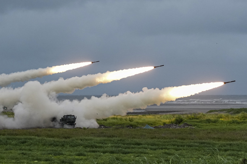 Die taiwanische Armee führte am 10. Juni in der Nähe der Mündung des Dajia-Flusses in Taichung eine Schießübung zur Überprüfung der Einsatzbereitschaft schwerer Artillerie und neuer Waffensysteme durch. Dies markiert den ersten Einsatz des Mehrfachraketenwerfersystems HIMARS an Taiwans Westküste. (Foto: CNA)
