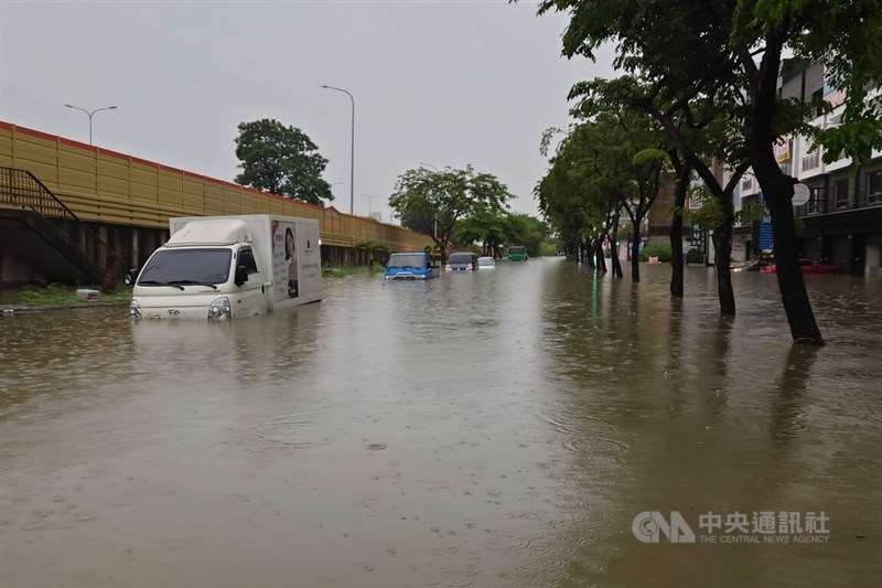 Fahrzeuge stehen am Freitag im überfluteten East District der Tainan im Hochwasser, nachdem sintflutartige Regenfälle in weiten Teilen der Stadt zu schweren Überschwemmungen geführt hatten. (Foto: CNA, 26. Juni 2026.)