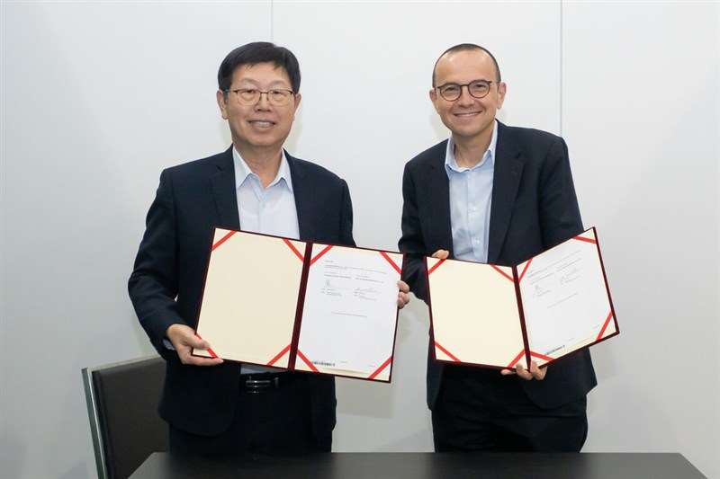 Der Foxconn-Vorsitzende, Young Liu (links) und der CEO von Schneider Electric, Olivier Blum. (Foto: von Foxconn über CNA)