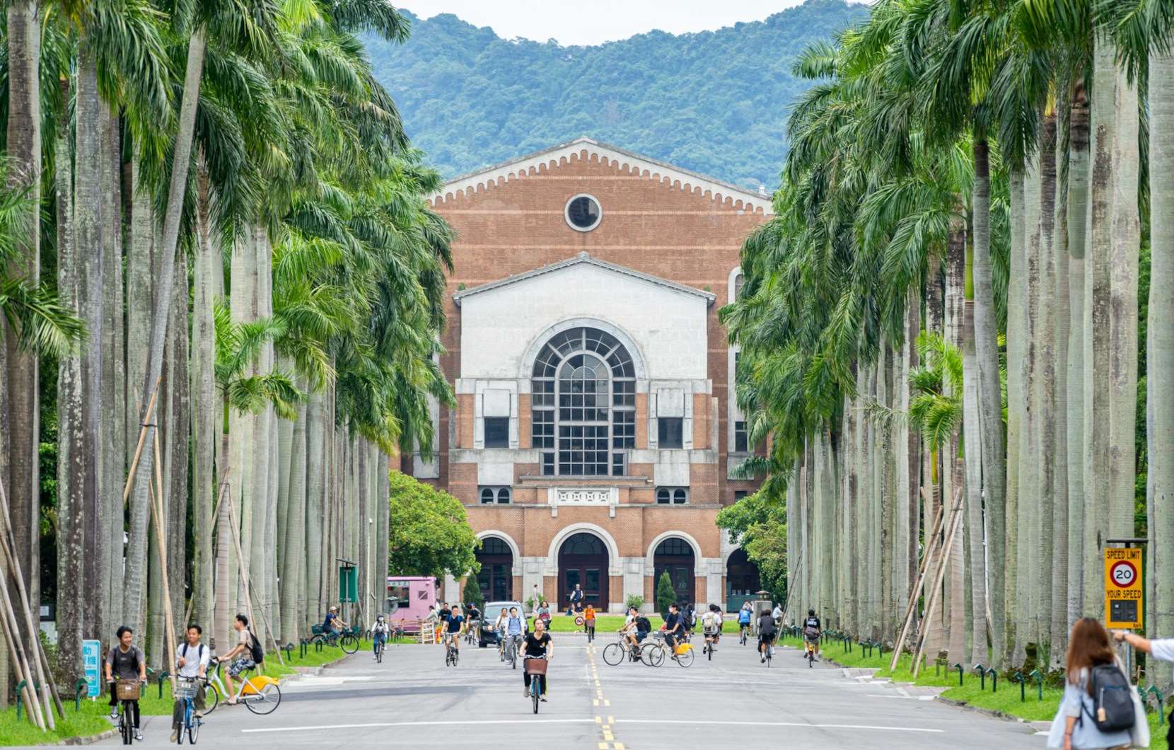 Die Bibliothek der National Taiwan University (NTU) in Taipeh. Die NTU gehört zu den Partneruniversitäten des STIPT-Programms, in dessen Rahmen deutsche Studierende ein Semester in Taiwan verbringen, bevor sie ein Praktikum beim Halbleiterhersteller TSMC absolvieren. (Foto: Winston Chen, Unsplash)