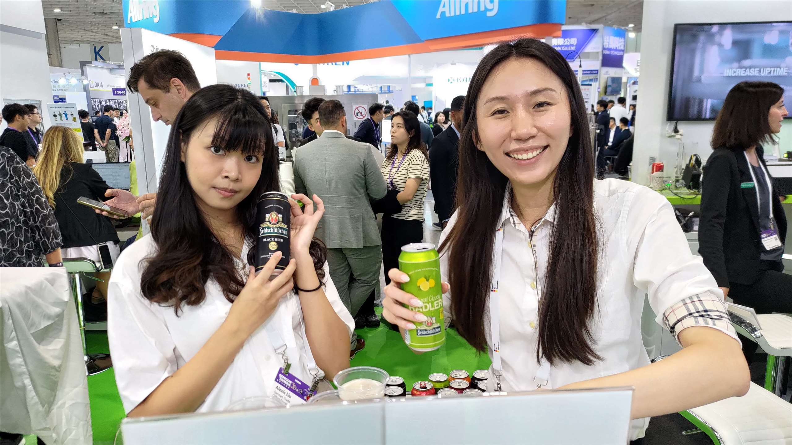 Alexis Liu (劉品慧/links) und Lisa Ho (何絲靖/rechts) während der SEMICON 2025 auf dem vom Deutschen Wirtschaftsbüro Taipei mitorganisierten Deutschen Pavillon. (Foto: Ilon Huang)