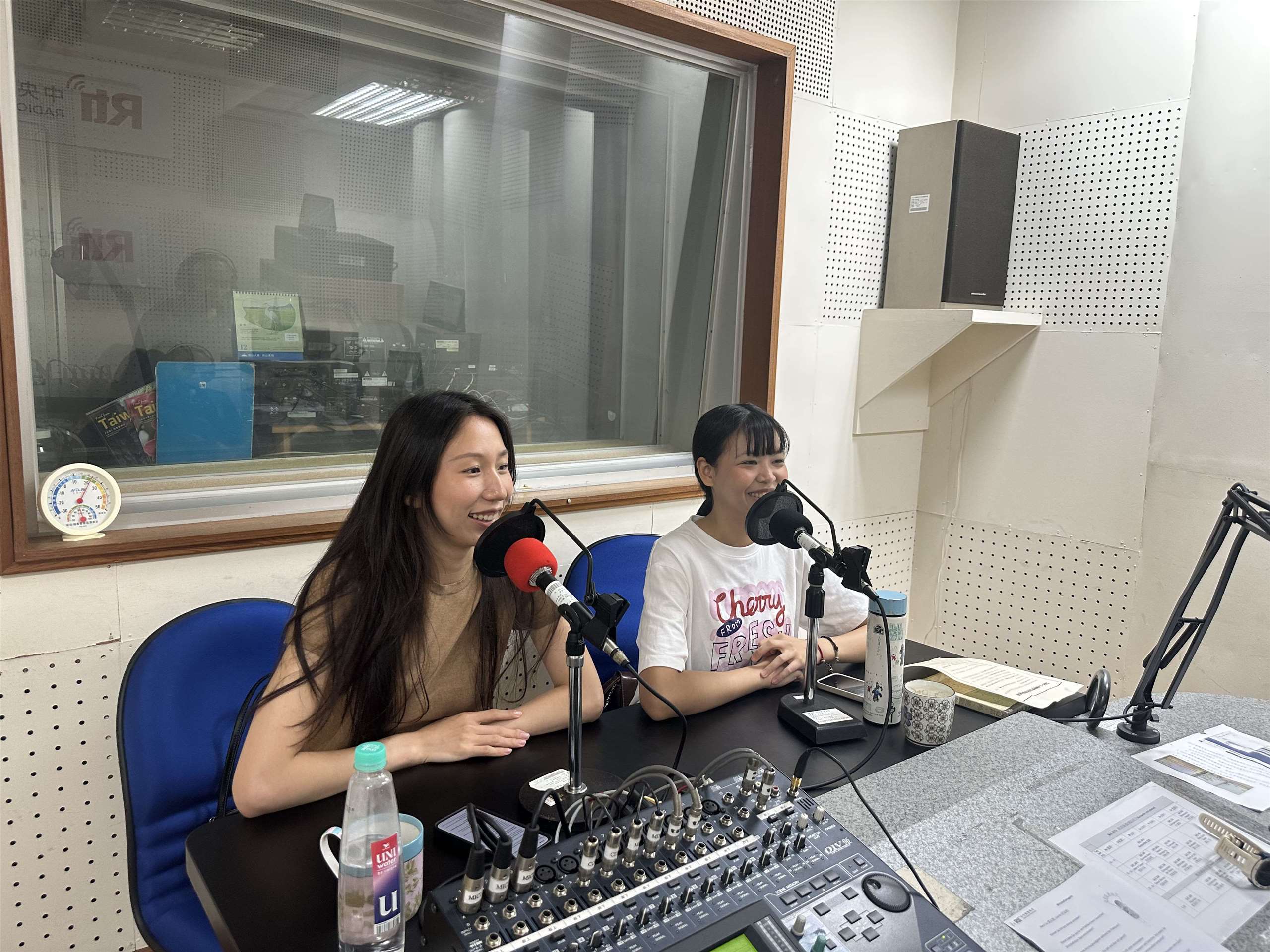 Alexis Liu (劉品慧, rechts) und Lisa Ho (何絲靖/links) sprechen über ihr bevorstehendes Masterstudium