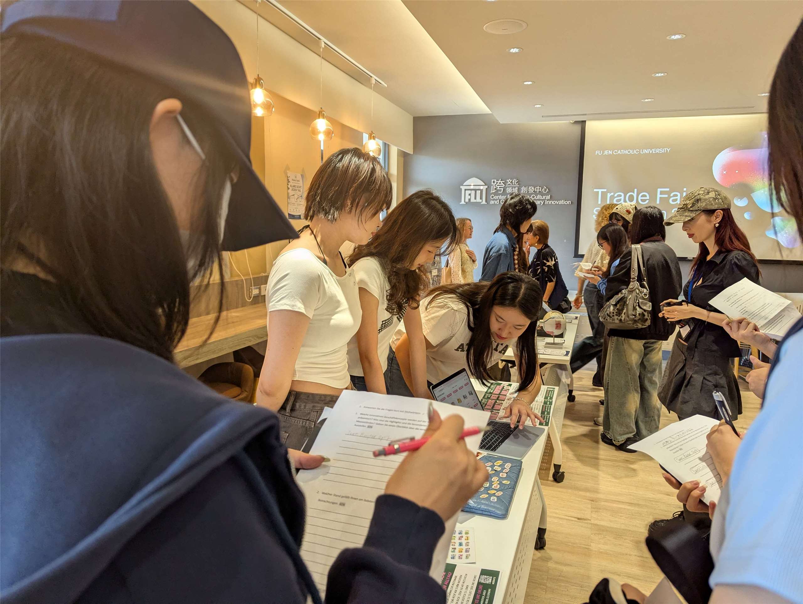 Viel los bei der Messe-Simulation der Germanistikstudierenden an der Fu Jen Catholic University in Taipei (Bild: Carina Rother)