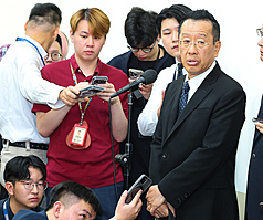 Taiwans Verteidigungsminister Wellington Koo beantwortet vor der Ausschussitzung im Parlament Fragen von Journalisten (Foto: CNA)