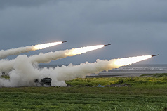 Die taiwanische Armee führte am 10. Juni in der Nähe der Mündung des Dajia-Flusses in Taichung eine Schießübung zur Überprüfung der Einsatzbereitschaft schwerer Artillerie und neuer Waffensysteme durch. Dies markiert den ersten Einsatz des Mehrfachraketenwerfersystems HIMARS an Taiwans Westküste. (Foto: CNA)