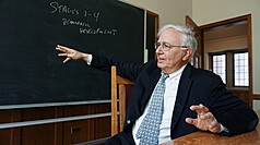 Der US-Verfassungsrechtler Bruce Ackermann ist der diesjährige Preisträger des Tang-Preises für Rechtsstaatlichkeit. (Foto: CNA)