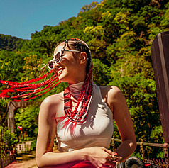 Die taiwanische DJ, Musikproduzentin und Künstlerin Dungi Sapor (汝妮) startet an diesem Freitag eine Tournee durch Großbritannien. Sapor, die der indigenen Volksgruppe der Amis angehört, verbindet in ihren interdisziplinären Auftritten traditionelle indigene Gesänge und Melodien aus Taiwan mit experimentellen elektronischen Klanglandschaften sowie modernen Tanzelementen. (Foto: CNA)