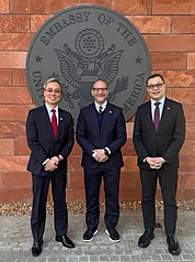 Taiwans stellvertretender Außenminister Chen Ming-chi (陳明祺, rechts) traf am 16. Juni den US-Geschäftsträger in Paraguay, Robert Alter (Mitte). Links im Bild zu sehen ist Taiwans Botschafter in Paraguay, Lee Yueh-jung (李岳融). (Foto: CNA)