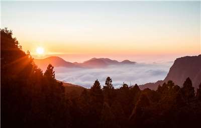 Taiwans hohe Gebirge und das feuchte Klima machen die Insel zu einem idealen Standort für die Nebelforschung. (Symbolbild, Foto: Lucas Chizzali / Unsplash)