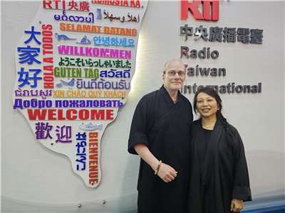 Vereinsvorsitzende Hongfeng Yang und Pressesprecher Andreas Opfermann vom Chinesisch-Deutschen Zentrum e.V. in Dresden