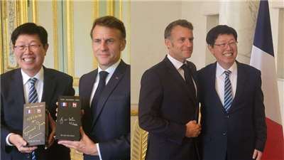 Der Vorsitzende von Foxconn, Young Liu (links) traf Montag (1. Juni) in Paris den französischen Präsidenten Emmanuel Macron. (Foto: Französisches Büro in Taipeh)