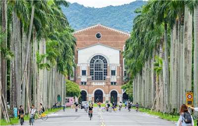 Die Bibliothek der National Taiwan University (NTU) in Taipeh. Die NTU gehört zu den Partneruniversitäten des STIPT-Programms, in dessen Rahmen deutsche Studierende ein Semester in Taiwan verbringen, bevor sie ein Praktikum beim Halbleiterhersteller TSMC absolvieren. (Foto: Winston Chen, Unsplash)