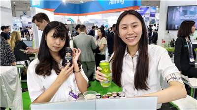 Alexis Liu (劉品慧/links) und Lisa Ho (何絲靖/rechts) während der SEMICON 2025 auf dem vom Deutschen Wirtschaftsbüro Taipei mitorganisierten Deutschen Pavillon. (Foto: Ilon Huang)