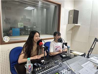 Alexis Liu (劉品慧, rechts) und Lisa Ho (何絲靖/links) sprechen über ihr bevorstehendes Masterstudium