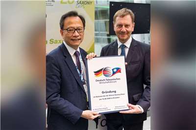 Der Taiwan-Vertreter in Deutschland, Gu Ruisheng (links), und Premierminister Kretschmer (rechts) unterzeichnen die Urkunde zur Gründung des „Deutsch-Taiwanischen Wirtschaftsforums“. (Foto: Deutsches Wirtschaftsbüro)