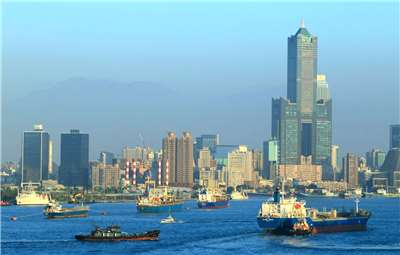 Frachtschiffe vor dem Hafen von Kaohsiung. Taiwan zählt zu den wichtigsten Knotenpunkten des globalen Handels und spielt eine zentrale Rolle in internationalen Lieferketten. (Foto: Johnson Hung über Unsplash)