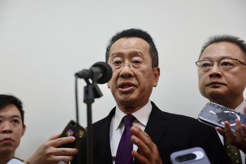 Verteidigungsminister Wellington Koo (顧立雄, Mitte) erklärte am 24. Juni bei einem Interview im Parlament, die Übung zur unmittelbaren Gefechtsbereitschaft, das Gemeinsame Verteidigungsmanöver und das Han-Kuang-Manöver bildeten eine zusammenhängende Reihe mit jeweils unterschiedlichen Schwerpunkten. Bei der Übung zur unmittelbaren Gefechtsbereitschaft gehe es darum, dass die Truppe schnell reagieren und sich rasch in Gefechtsbereitschaft versetzen könne, um auf mögliche unvorhergesehene Lagen zu reagieren. (Foto: CNA)