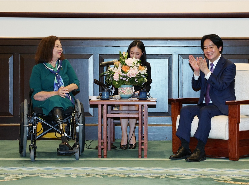Präsident Lai Ching-te (賴清德) ist heute mit der US-Senatorin Tammy Duckworth (links) zusammengetroffen (Foto: CNA)
