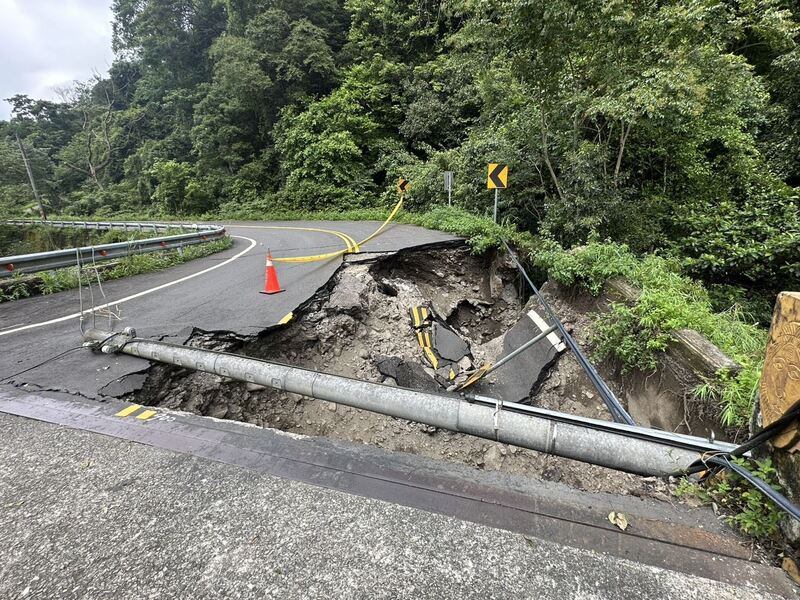 Beschädigter Straßenabschnitt im Landkreis Miaoli nach starken Regenfällen durch Taifun Bavi (Foto: Landkreis Miaoli, CNA)