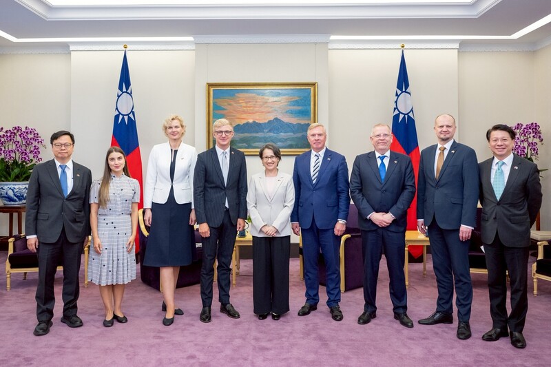 Die taiwanische Vizepräsidentin Bi-khim Hsiao (蕭美琴, Mitte) hat am heutigen Donnerstag eine parteiübergreifende parlamentarische Delegation aus Estland begrüßt.  (Foto: CNA)