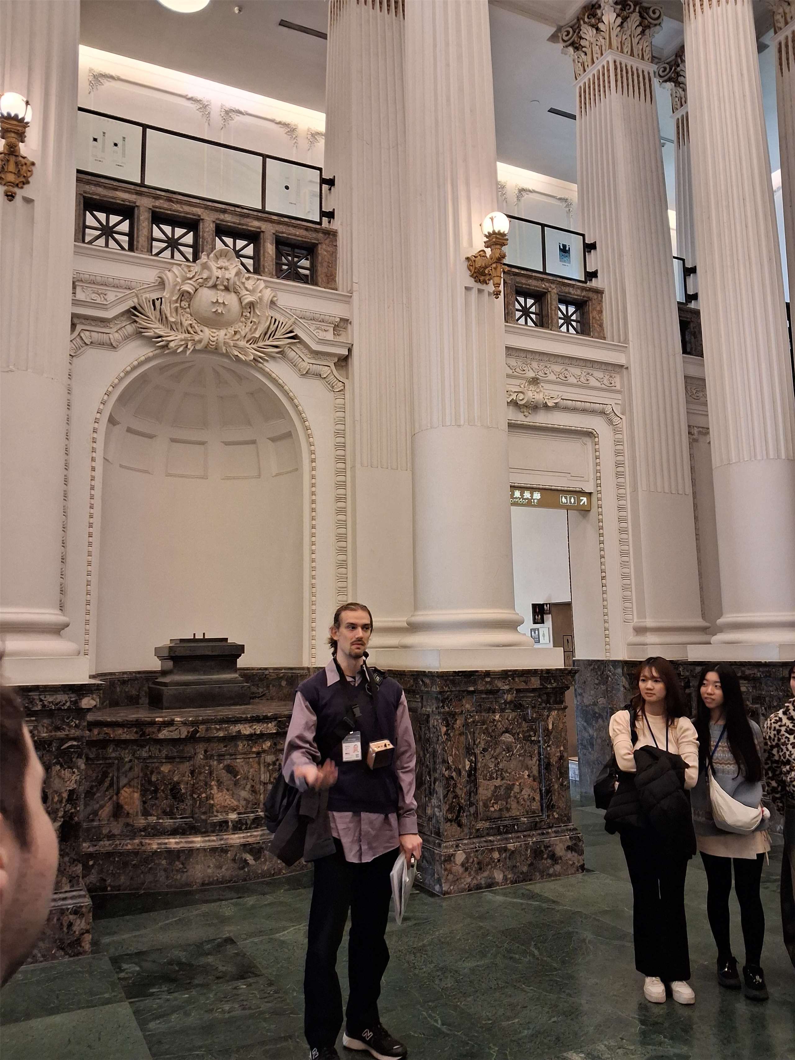 Felix erklärt die verschiedenen Features der Eingangshalle des Nationalen Taiwan Museums. (Foto)