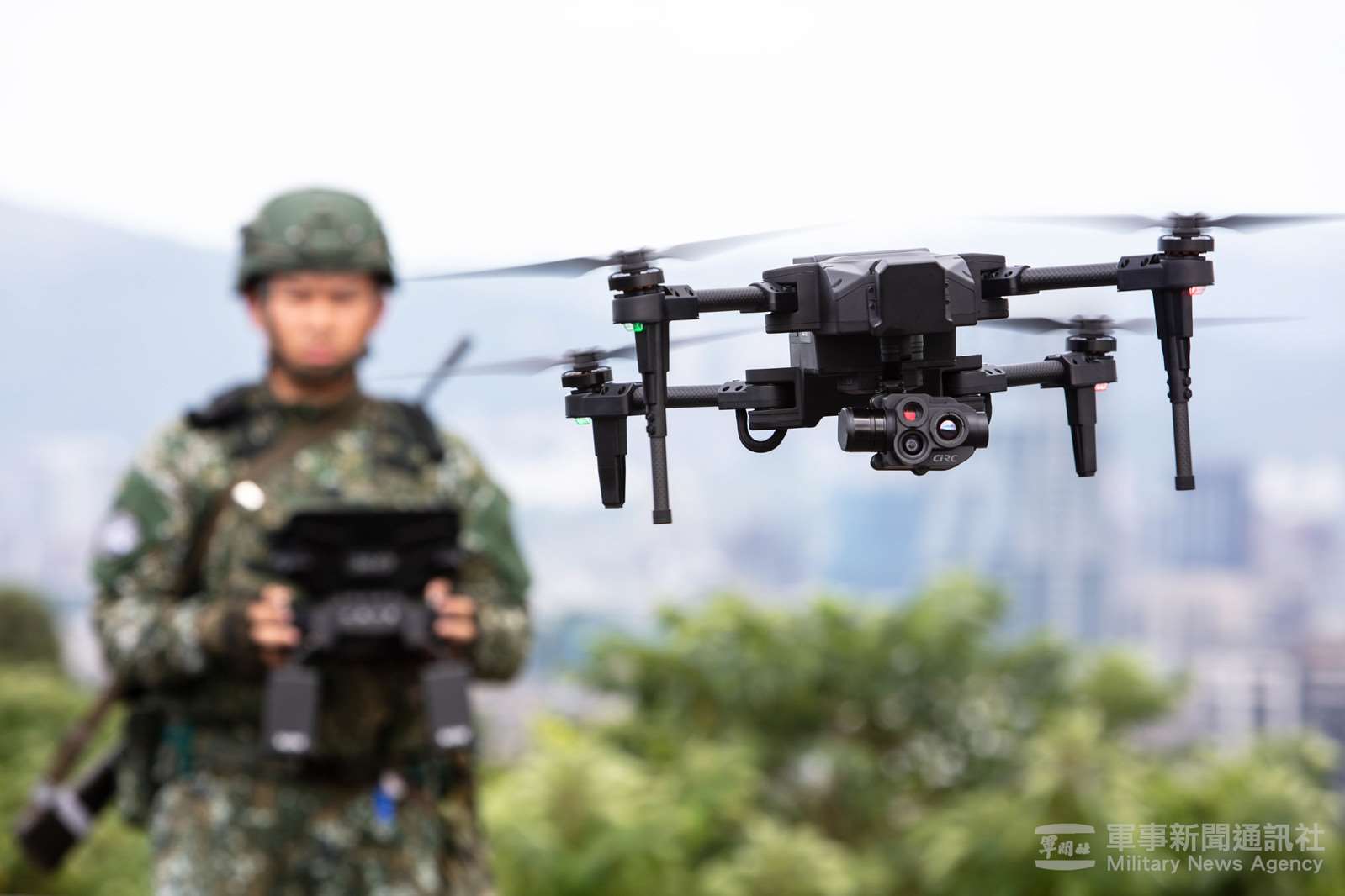 Ein taiwanischer Soldat steuert eine Drohne. (Foto: Military News Agency)