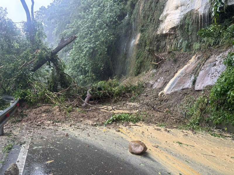 Der Taifun Bavi hat in Taiwan zu Überschwemmungen, Erdrutschen und vielen umgestürzten Bäumen geführt. (Foto: CNA)