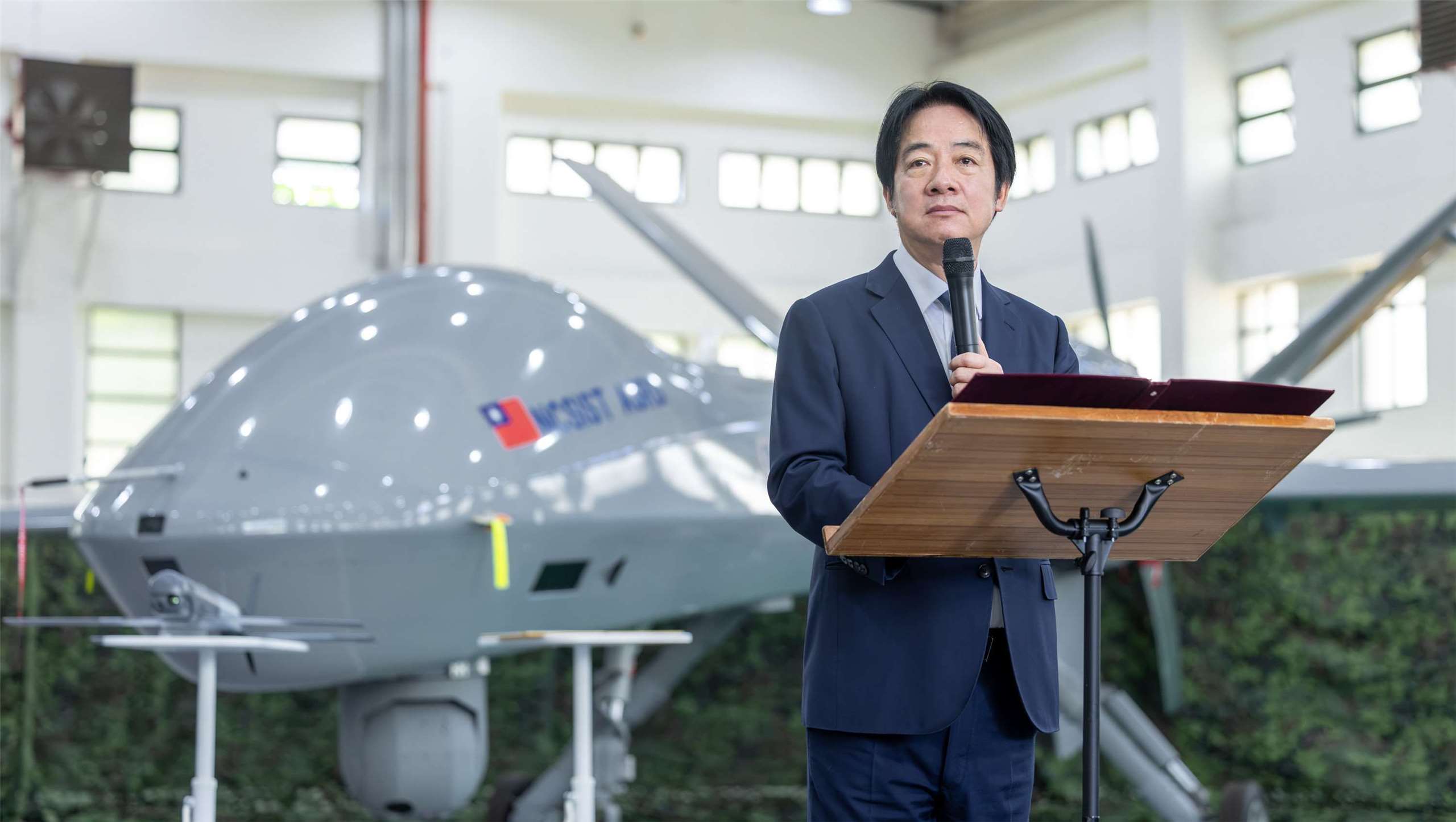 Bei einem Besuch des Institut für Luftfahrt-Forschung des Nationalen Chung-Shan Institut für Wissenschaft und Technik (中科院) am heutigen Freitag kommentierte Präsident Lai Ching-te (賴清德) den aktuellen Streit um Drohnen-Sonderbestimmungen. (Foto: Präsidialamt)