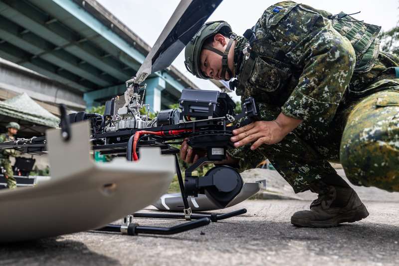 Ein taiwanischer Soldat bereitet eine Drohne vor (Foto: CNA)