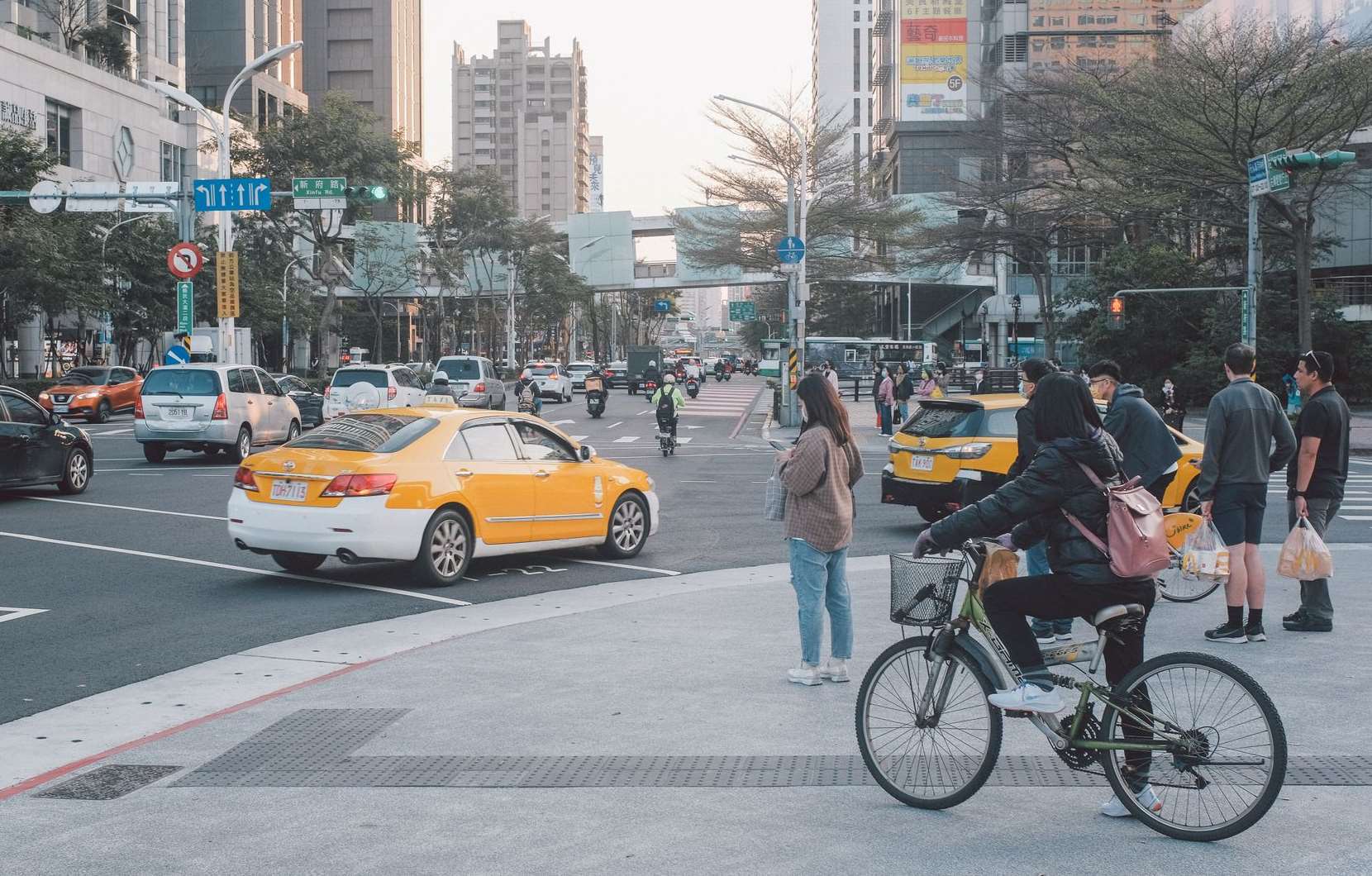 Fußgänger und Radfahrer an einer Straßenkreuzung in Taipei. (Foto: Huy Phan / Pexels)