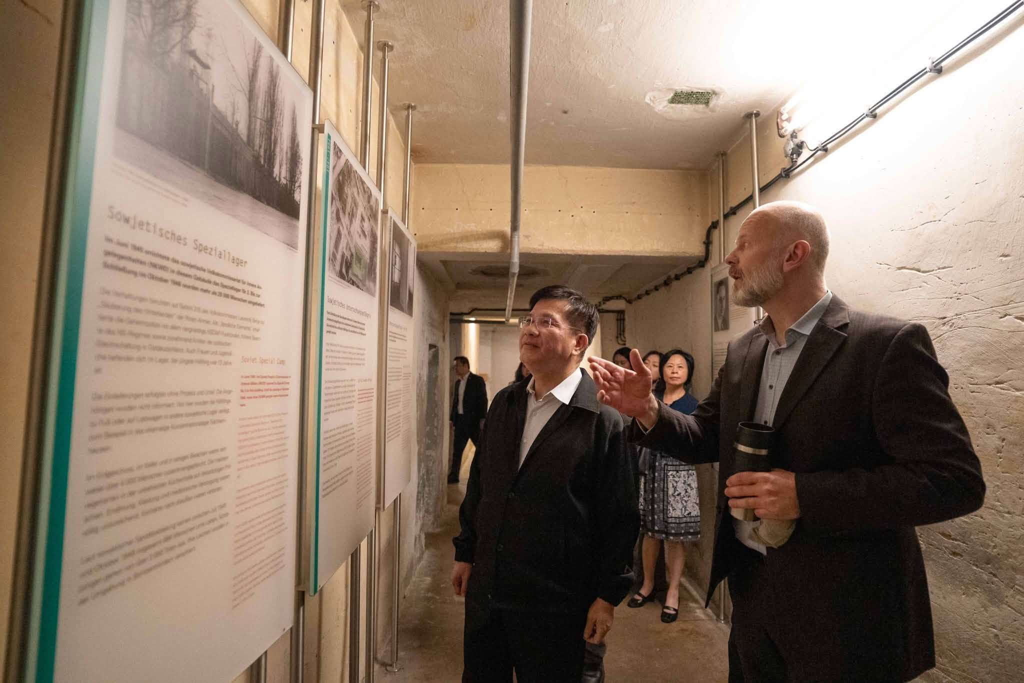Taiwans Außenminister Lin Chia-lung hat im Juni die Gedenkstätte Berlin-Hohenschönhausen besucht (Foto: Facebook Lin Chia-lung)