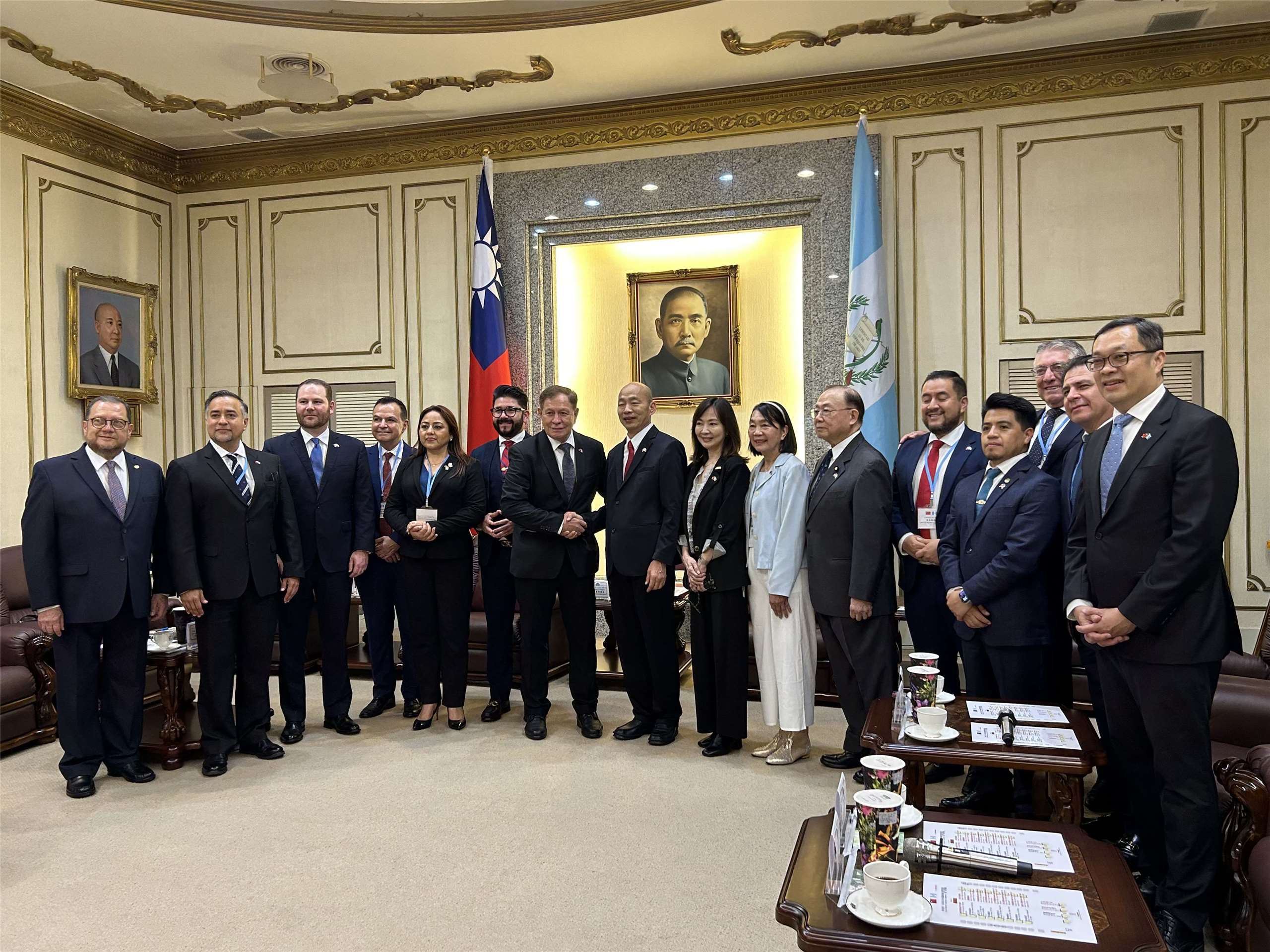 Taiwans Parlamentspräsident Han Kuo-yu begrüßt den Präsidenten des Kongresses Guatemalas, Luis Alberto Contreras Colíndres, und seine Begleitdelegation (Foto: RTI)