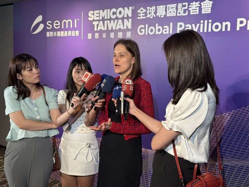 Dr. Eva Langerbeck (zweite von rechts) wird während der bei der Pressekonferenz zum Global Pavilion der Semicon Taiwan 2026 von taiwanischen Medien interviewet. (Foto: Deutsches Wirtschaftsbüro Taipei)
