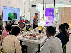 Bei Besuchen an Schulen, landwirtschaftlichen Verbänden und Instituten in den malaysischen Gemeinden Klang, Sekinchan und Bentong stellten die Experten ein in Taiwan bewährtes System zur biologischen Schädlingsbekämpfung vor: die sogenannten „Drei schwarzen Schätze“.  (Foto: CNA)