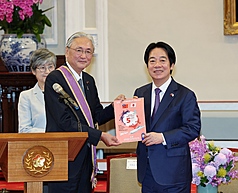 Präsident Lai Ching-te (re) verleiht Keiji Furuya (li) den den Orden des Glänzenden Sterns mit Großkordon (Foto: CNA)