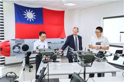 Der Leiter des Europäischen Wirtschafts- und Handelsbüros in Taiwan, Lutz Güllner (Mitte) hat den Landkreis Chiayi besucht, um Möglichkeiten der Zusammenarbeit im Drohnenbereich auszuloten (Foto: Landkreis Chiayi)