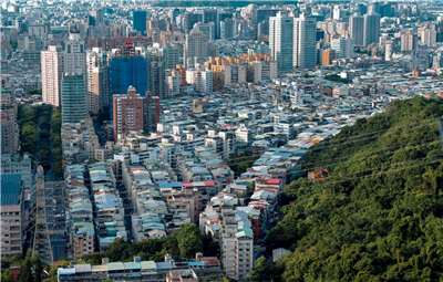 Die dichte Bebauung Taipehs reicht vielerorts bis an die bewaldeten Berghänge. (Foto: Jimmy Liao / Pexels)