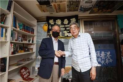 Buchhändler und Dissident Lam Wing-kee (林榮基) gemeinsan mit Kulturminister 
Li Yuan (李遠) im April 2026. (Foto: Kulturministerium)