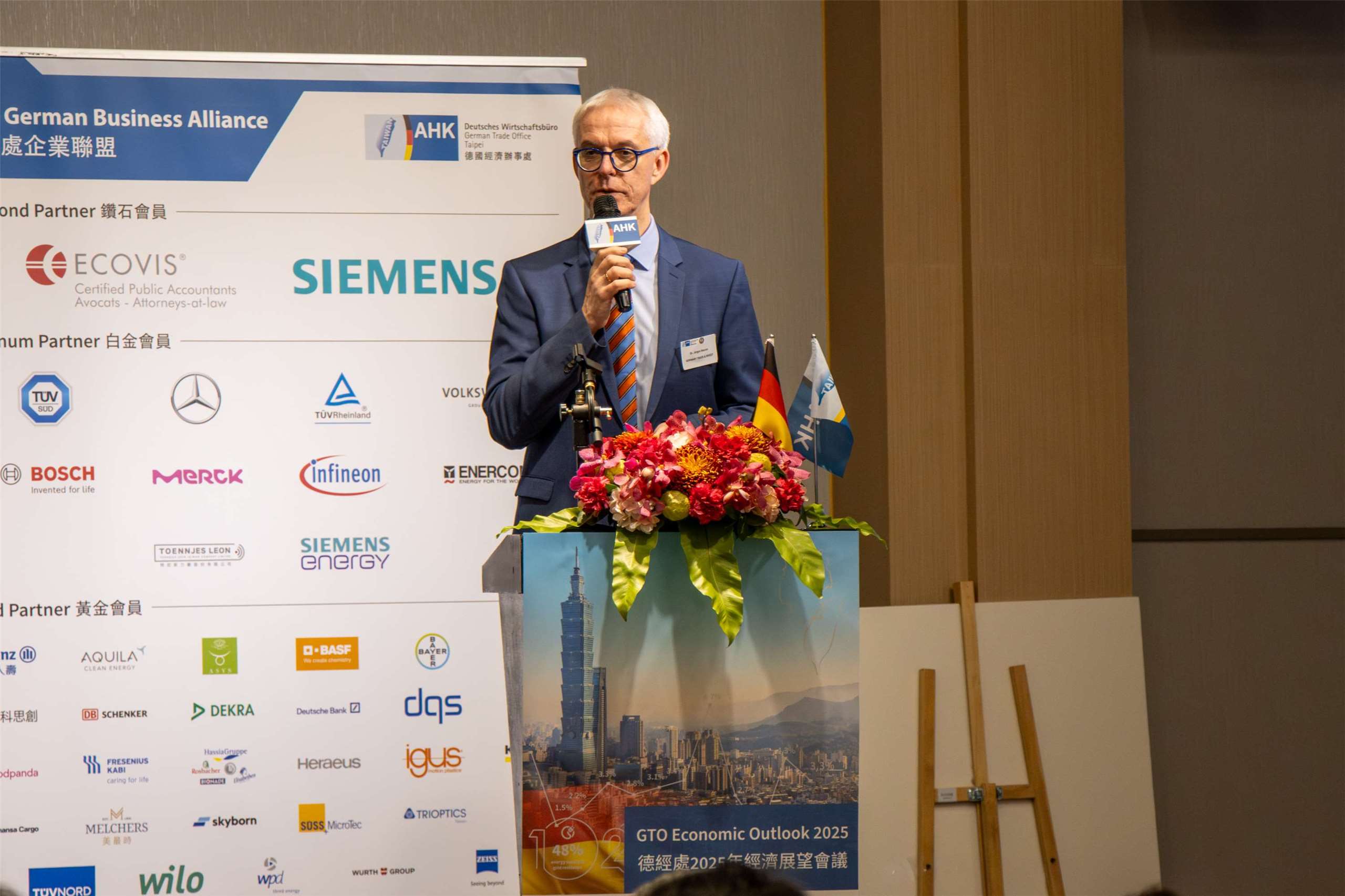 Dr. Jürgen Maurer spricht während des Economic Outlook, einer Veranstaltung des Deutschen Wirtschaftsbüros Taipei (Foto: Christoph Lory/Deutsches Wirtschaftsbüros Taipei)