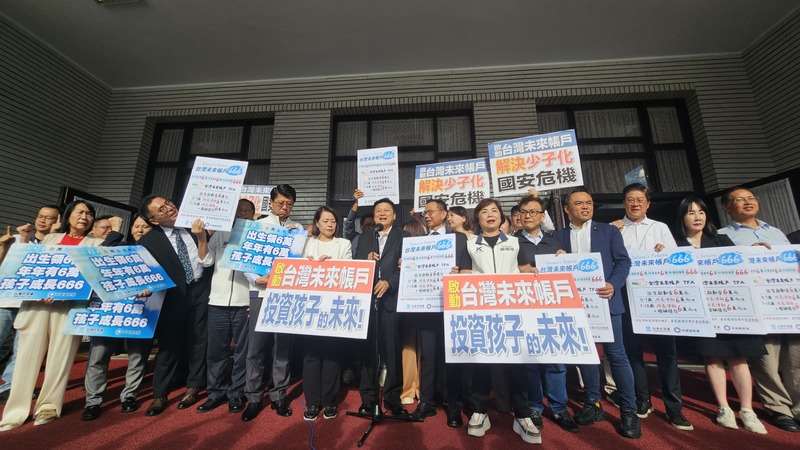 Vertreter der beiden Oppositionsfraktionen KMT und TPP sprechen über das verabschiedete Gesetz (Foto: CNA)