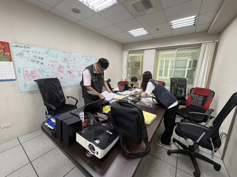 Das Ermittlungsbüro gab am 5. August bekannt, dass die Staatsanwaltschaften der Bezirke Taipei, Neu-Taipei, Shilin, Taoyuan, Hsinchu und Tainan in Zusammenarbeit mit neun Außenstellen zwischen dem 13. Juli und dem 4. August 17 Fälle illegaler Abwerbung hochqualifizierter IT-Fachkräfte durch chinesische Unternehmen in Taiwan untersucht haben. 64 Objekte wurden durchsucht und 114 Personen befragt. (Foto: Ermittlungsbüro)