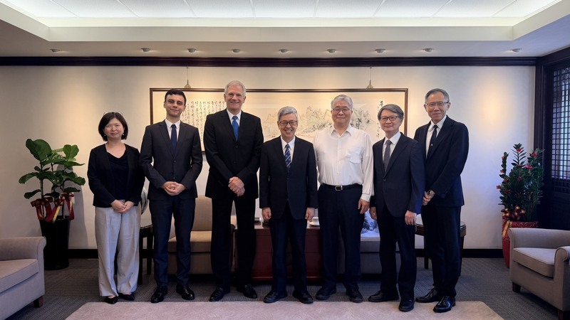 Der Präsident der Academia Sinica, Chen Chien-jen (Mitte), traf sich am 4. August mit Karsten Tietz (dritter von links), Direktor des Deutschen Instituts in Taiwan, und Julian Goldmann (zweiter von links), Leiter der Wissenschaftsabteilung des DI. Beide Seiten äußerten den Wunsch, den Austausch zwischen Taiwan und Deutschland durch hochrangige Besuche, internationale Foren und akademische Vorträge weiter zu fördern. (Foto: Academia Sinica)