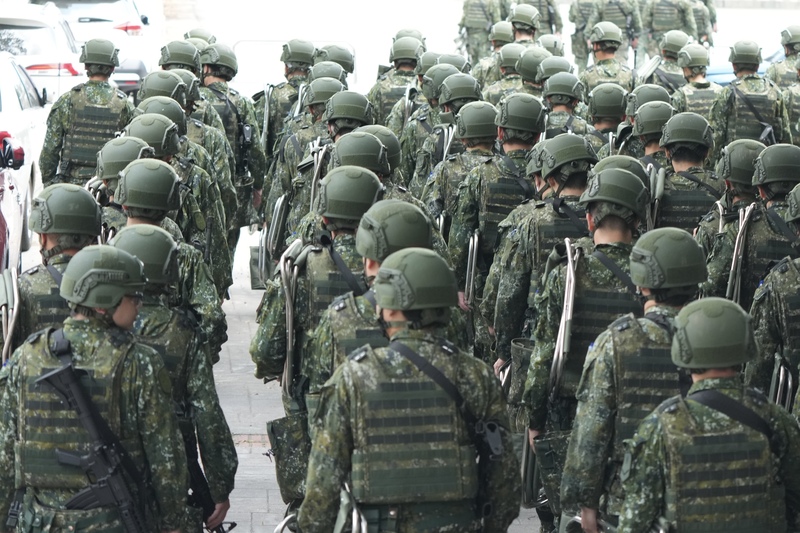 Im Hinblick auf Truppenmobilisierung und Verteidigungseinsatz wurde die Han-Kuang-Übung in diesem Jahr erweitert und umfasst nun die gleichzeitige Mobilisierung der Nord- und Südbrigade. Das Foto zeigt die Taipei-Reservebrigade, die heute auf dem Schulhof der Chung Cheng High School in Taipei eine Gefechtsvorbereitung durchführte. (Foto: CNA)