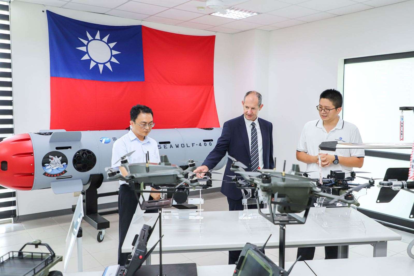 Der Leiter des Europäischen Wirtschafts- und Handelsbüros in Taiwan, Lutz Güllner (Mitte) besuchte den Landkreis Chiayi , um Möglichkeiten der Zusammenarbeit im Drohnenbereich auszuloten (Foto: Landkreis Chiayi)
