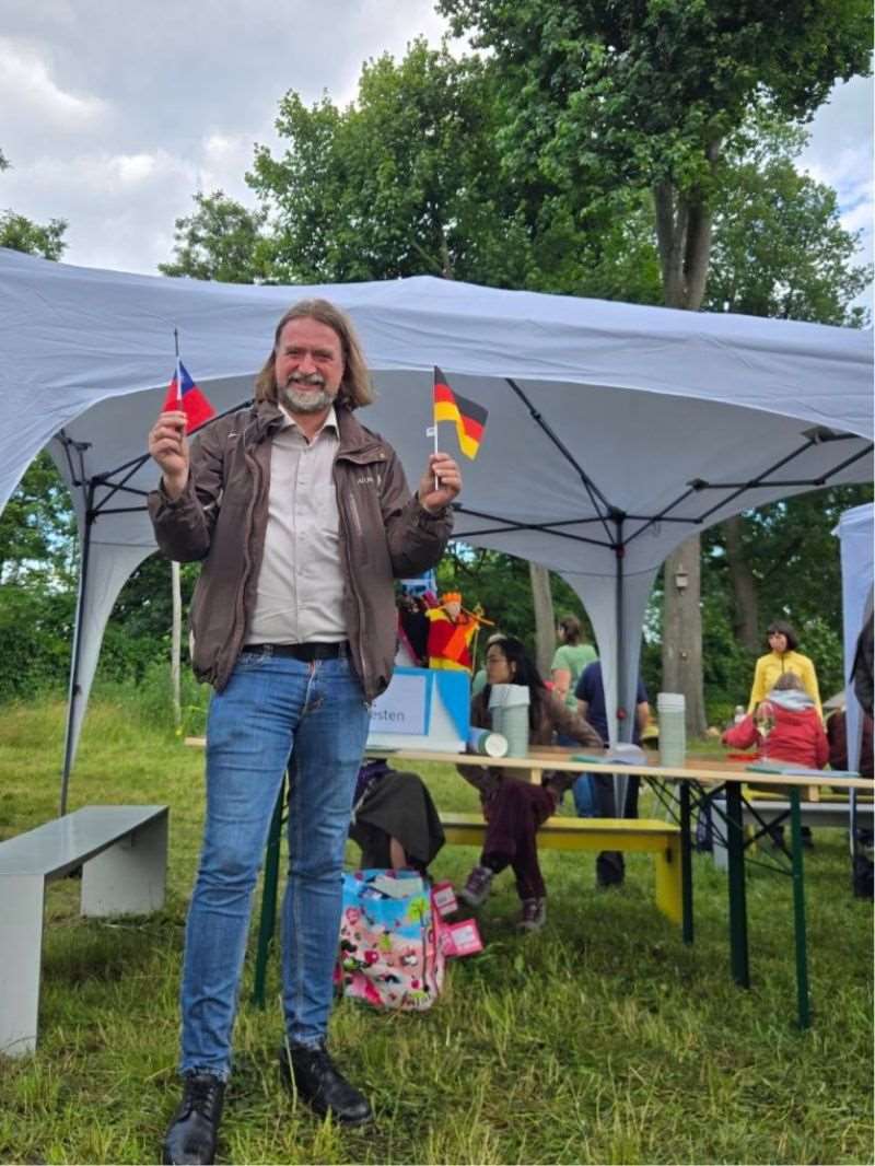 Josef Goldberger auf dem Taiwan-Markt in Hellerau, das sich relativ nahe an dem derzeit im Bau befindlichen neuen ESMC-Werk befindet. (Foto: Josef Goldberger)