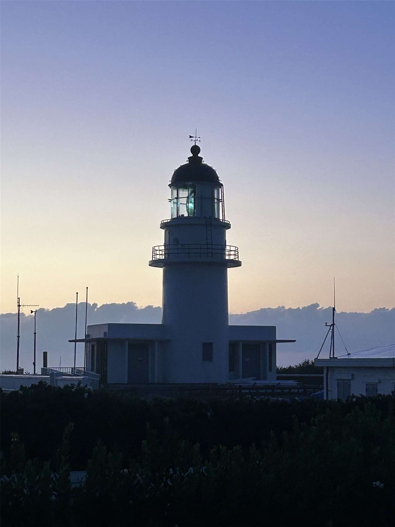 Das Ziel der Wanderung: der Leuchtturm, der sich am östlichsten Punkt Taiwans befindet, der "Cape Santiago Lighthouse" 三貂角.
Ob er wohl geleuchtet hat, nach Josef Goldbergers 800 Kilometer langer Wanderung? (Foto: Josef Goldberger)