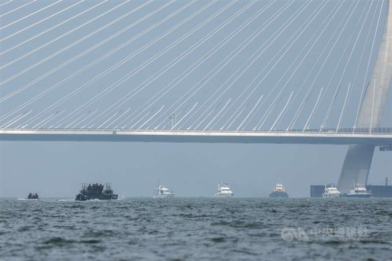 Taiwanische Streitkräfte nähern sich der Danjiang Brücke (Foto: CNA)